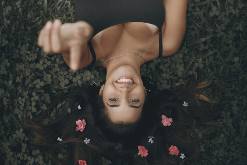 顶视图的照片的女人躺在草地上Top View Photo of Woman Laying On Grass|adult,attractive,Beautiful,beauty,Blur,brunette,face,facial expression,Fashion,female,glamour,gorgeous,Grass,hair,Happy,lady,laying,lying,model,person,photoshoot,pointing,pretty,sexy,Smile,woman,人,华丽,头发,女人,女性,微笑,快乐,性感,成人,拍摄,指向,时尚,有吸引力,模型,模糊,漂亮,美丽,美容,脸,草,说谎,那位女士,铺设,面部表情,魅力,黑妞-海量高质量免版权图片素材-设计师素材-摄影图片-mitapix-美塔图像