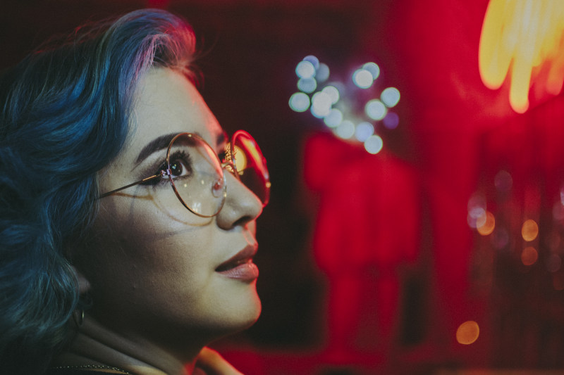 特写照片，在中，妇女，佩带，镜片，CloseUp Photo of Woman Wearing Eyeglasses|adult,attractive,Beautiful,beauty,blue hair,Blur,bokeh,closeup,depth of field,eye,eyeglasses,eyewear,face,Fashion,female,Focus,glasses,Illuminated,Lights,model,pretty,wear,woman,女人,女性,成人,散景,时尚,景深,有吸引力,模型,模糊,漂亮,灯光,焦点,照明,特写,眼睛,眼镜,穿,美丽,美容,脸,蓝色的头发-海量高质量免版权图片素材-设计师素材-摄影图片-mitapix-美塔图像