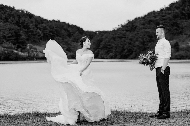 单色照片的女人穿着婚纱Monochrome Photo of Woman Wearing Wedding Gown-adult,attractive,Beautiful,beauty,blackandwhite,bouquet,bridal,bride,Bride and Groom,couple,dress,Flowers,groom,happiness,Happy,Lake,love,Man,marriage,monochrome,outdoors,People,photoshoot,relationship,romance,Smile,smiling,together,togetherness,wear,wedding,wedding dress,wedding gown,white dress,woman,人民,关系,单色,团结,在一起,夫妇,女人,婚姻,婚礼,婚纱,婚纱礼服,幸福,微笑,快乐,成人,户外,拍摄,新娘,新娘和新郎,新郎,有吸引力,浪漫,湖,爱情,男人,白色连衣裙,穿,美丽,花束,连衣裙,鲜花,黑白-海量高质量免版权图片素材-设计师素材-摄影图片-mitapix-美塔图像