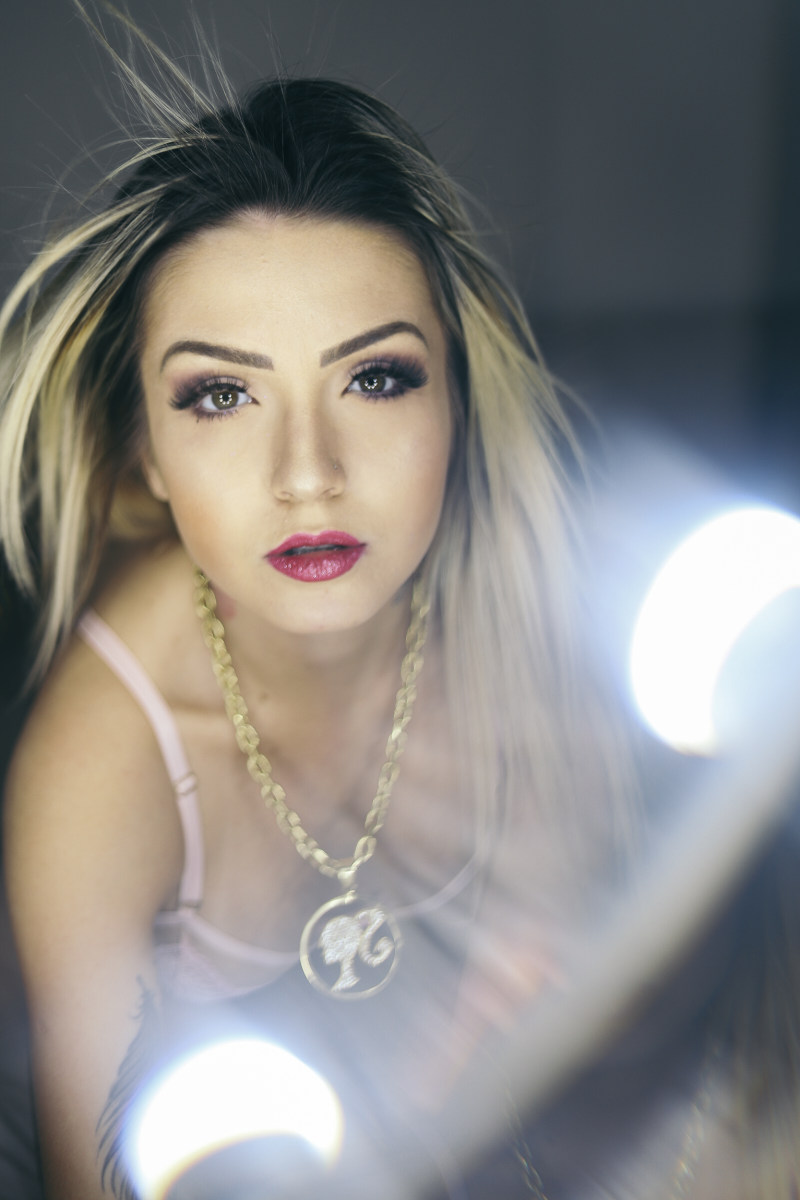 女人穿着化妆附近灯Woman Wearing Makeup Near Lights|adult,attractive,Beautiful,bright,Cute,elegance,face,Fashion,glamour,glowing,hairstyle,insubstantial,lady,Light,makeup,model,necklace,person,photoshoot,Portrait,pose,pretty,sexy,studio,style,wear,woman,Young,人,优雅,光,化妆,发光,发型,可爱,女士,妇女,工作室,年轻,性感,成人,拍摄,时尚,明亮,有吸引力,构成,模型,漂亮,穿,美丽,肖像,脸,非实体,项链,风格,魅力-海量高质量免版权图片素材-设计师素材-摄影图片-mitapix-美塔图像