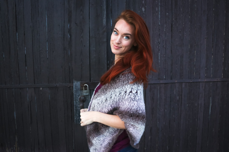 女人穿着灰色印花雨披摆姿势拍照Woman Wearing Grey Printed Poncho Posing for Photo|adult,attractive,Beautiful,beauty,blue eyes,Cute,eyes,face,Fashion,female,gate,girl,hair,Happy,knitting,knitwear,lifestyle,lock,model,person,photoshoot,pose,pretty,red hair,scarf,Smile,smiling,standing,style,stylish,wear,woman,wood,wooden,人,可爱,围巾,头发,女人,女孩,女性,姿势,微笑,快乐,成人,拍摄,时尚,有吸引力,木,木材,模型,漂亮,生活方式,眼睛,穿,站立,红头发,美丽,脸,蓝色的眼睛,针织,针织品,锁,门,风格-海量高质量免版权图片素材-设计师素材-摄影图片-mitapix-美塔图像