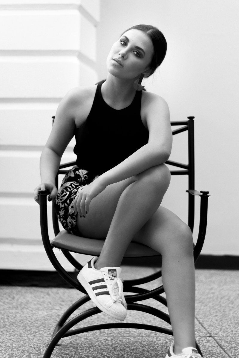 女人穿着无袖上衣和花卉短裤的灰度照片Grayscale Photo of Woman Wearing Sleeveless Tops and Floral Shorts|adult,attractive,Beautiful,beauty,blackandwhite,chair,Fashion,female,footwear,girl,glamour,legs,minimalism,model,nude,person,photoshoot,pose,pretty,sexy,Shoes,sitting,studio,style,wear,woman,人,坐,女人,女孩,女性,姿势,工作室,性感,成人,拍摄,时尚,有吸引力,极简主义,椅子,模型,漂亮,穿,美丽,美容,腿,裸体,鞋子,鞋类,风格,魅力,黑白-海量高质量免版权图片素材-设计师素材-摄影图片-mitapix-美塔图像