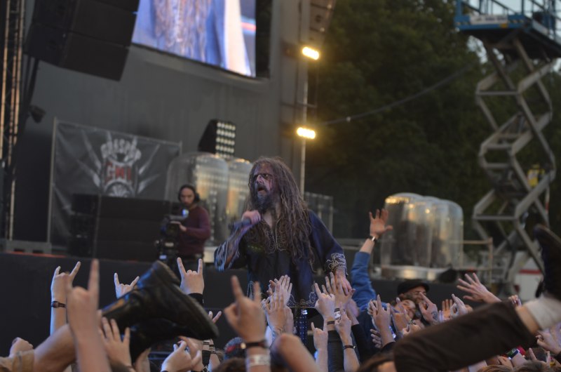 人在舞台上表演Man Performing on Stage|adult,audience,concert,crowd,entertainment,event,Hands,landscape,Lights,microphone,Music,musician,musicians,People,performance,performer,show,singer,stage,事件,人,人群,娱乐,成人,手,景观,演唱,灯光,舞台,表演,表演者,观众,音乐,音乐会,音乐家,麦克风-海量高质量免版权图片素材-设计师素材-摄影图片-mitapix-美塔图像