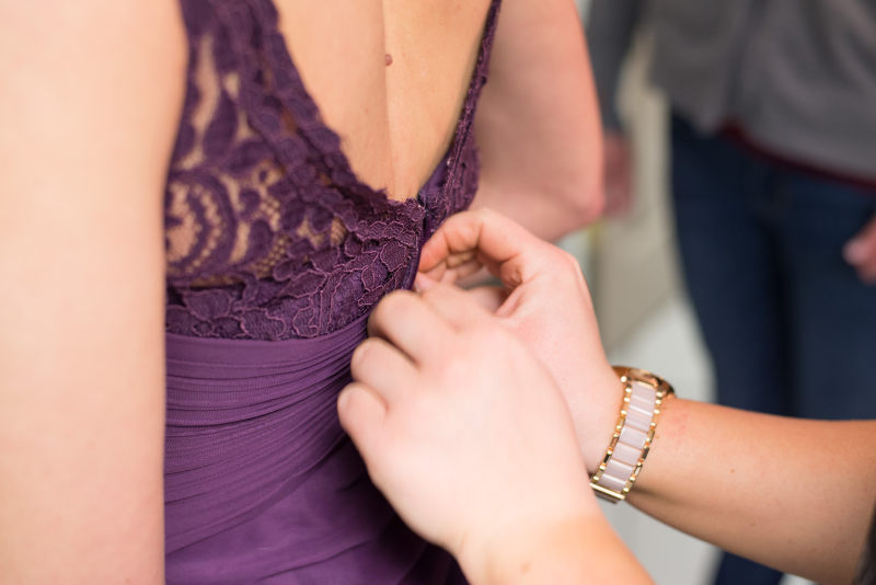 人压缩女人的紫色裙子Person Zipping Woman’s Purple Dress|人,后视图,回来,女人,婚礼,帮助,年轻的,性感的,成人,手,手表,拉链,新娘,日光,时尚,皮肤,穿,紫罗兰色的,紫色的,美丽的,花边,衣服,身体-海量高质量免版权图片素材-设计师素材-摄影图片-mitapix-美塔图像