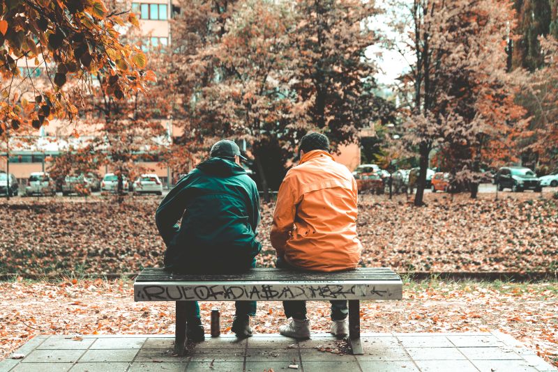 两人坐在长椅上Two Men Sitting on Bench|人,免版税图片,公园,后视图,在户外,坐,坐着,城市,家庭,成人,旅行,日光,景观,最好的朋友,朋友,板凳上,树,男人,秋天,穿,街-海量高质量免版权图片素材-设计师素材-摄影图片-mitapix-美塔图像