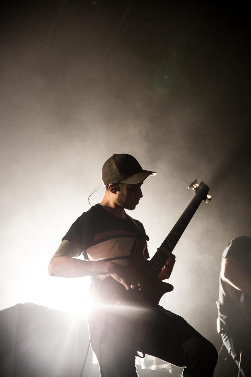 男人玩电吉他的照片Photo of Man Playing Electric Guitar|乐器,乐队,事件,光,吉他,吉他手,头饰,帽,帽子,弦乐器,性能,成人,明亮的,烟,现场表演,生活,电吉他,男人,的家伙,背光,表演者,阶段,音乐,音乐会,音乐家-海量高质量免版权图片素材-设计师素材-摄影图片-mitapix-美塔图像