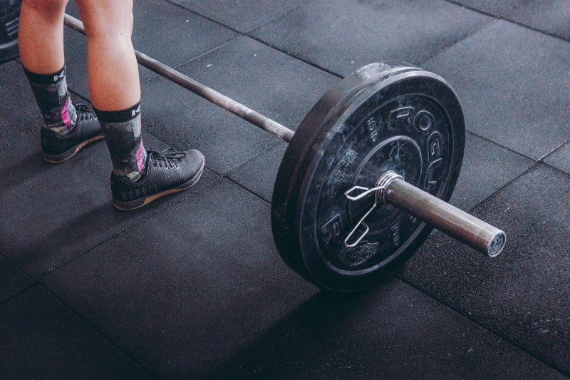 站立在黑杠铃附近的人Person Standing Near Black Barbell|adult,barbell,bodybuilder,bodybuilding,brawny,dumbbell,exercise,exercise equipment,fit,fitness,footwear,guy,gym,health,heavy,indoors,Man,person,Shoes,Sport,strength,strong,training,wear,weight,weightlifting,weights,workout,举重,人,体型,体育,健康,健身,健身房,力量,哑铃,强,强壮,成人,户内,杠铃,爱好健美者,穿,训练,适合,重,重量,锻炼,锻炼设备,鞋子,鞋类-海量高质量免版权图片素材-设计师素材-摄影图片-mitapix-美塔图像