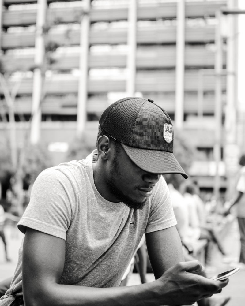 单色照片的人发短信Monochrome Photo of Man Texting|adult,baseball cap,beard,blackandwhite,Blur,bokeh,boy,cap,depth of field,face,facial hair,Fashion,Focus,guy,headwear,male,Man,model,monochrome,person,photoshoot,style,texting,wear,人,单色,发短信,头饰,家伙,帽,成人,戴,拍摄图片,散景,时尚,景深,样式,棒球帽,模型,模糊,焦点,男人,男孩,男性,胡子,脸,面部毛发,黑白-海量高质量免版权图片素材-设计师素材-摄影图片-mitapix-美塔图像