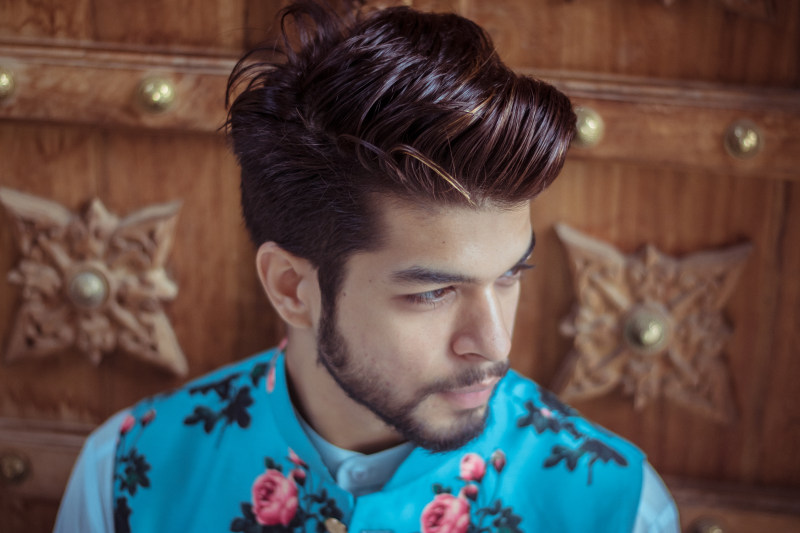 特写照片，在中，人，穿，花卉，顶部，CloseUp Photo of Man Wearing Floral Top|adult,beard,Blur,closeup,depth of field,face,facial hair,Fashion,finelooking,floral,Focus,guy,hair,hairstyle,handsome,male,Man,model,person,photoshoot,wear,人物,发型,头发,好看,家伙,成人,拍摄图片,时尚,景深,模型,模糊,焦点,特写,男子,男性,穿,胡子,脸,花卉,英俊,面部-海量高质量免版权图片素材-设计师素材-摄影图片-mitapix-美塔图像