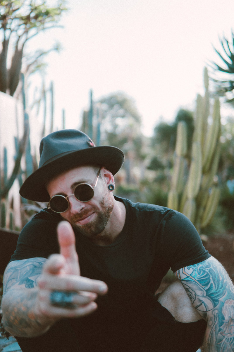 摆在照相机前面的人照片Photo of Man Posing in Front of Camera|adult,beard,Blur,bokeh,depth of field,eyewear,facial hair,Fashion,fedora,Focus,guy,Hand,hat,headwear,male,Man,model,outdoors,person,photoshoot,pointing,shades,sunglasses,tattoos,人,太阳眼镜,头饰,帽子,成人,户外,手,指点,时尚,景深,模型,浅顶软呢帽,焦点,照片拍摄,男人,男性,眼镜,窗帘,纹身,胡子,迷离,面部头发-海量高质量免版权图片素材-设计师素材-摄影图片-mitapix-美塔图像