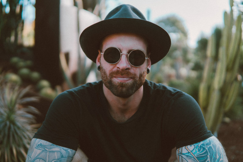 男人戴着墨镜的照片Photo of Man Wearing Sunglasses|fedora,人,假期,太阳镜,头饰,微笑,成人,拍的,散景,时尚,模型,模糊,焦点,特写镜头,男人,男性,的家伙,眼镜,穿,肖,胡子,阴影,面部毛发,风格-海量高质量免版权图片素材-设计师素材-摄影图片-mitapix-美塔图像