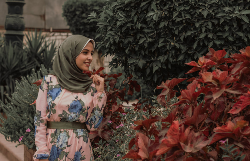 红色花瓣旁边的女人Woman Beside Red Petal Flowers|adult,Beautiful,beautiful girl,beauty,closeup,Cute,dark green,Daylight,dress,elegant,fall,Fashion,fashion model,female,female model,Flora,Flower,Flowers,Garden,girl,hijab,Leaves,leisure,lifestyle,looking,model,modelling,outdoors,Park,person,photoshoot,Portrait,pose,pretty,red flowers,religion,shrub,Smile,wear,woman,Young,人,休闲,优雅,公园,可爱,叶子,头巾,女人,女孩,女性,女模特,宗教,年轻,建模,微笑,成人,户外,拍摄,时尚,时装模特,服饰,构成,查找,植物,模型,深绿色,漂亮,漂亮的女孩,灌木,特写,生活方式,白天,秋天,穿,红色的花朵,美丽,美容,肖像,花卉,花园,鲜花-海量高质量免版权图片素材-设计师素材-摄影图片-mitapix-美塔图像