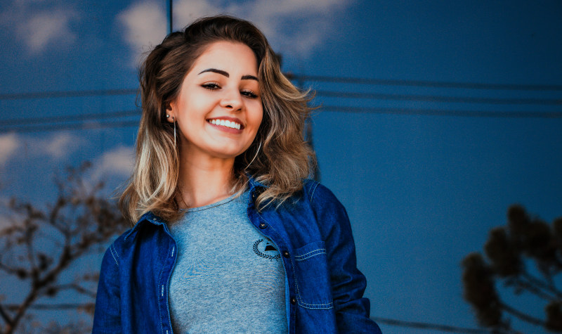 穿蓝色衬衣和牛仔布夹克的妇女Woman Wearing Blue Shirt and Denim Jacket|adult,Beautiful,beauty,blond hair,Blue,brunette,face,facial expression,Fashion,girl,happiness,Happy,model,person,Portrait,pose,pretty,Smile,smiling,wear,woman,Young,人,俏丽,女人,女孩,姿势,年轻的,幸福,微笑,愉快,成人,时尚,模型,浅黑肤色的男人,画象,秀丽,穿戴,美丽,蓝色,表情,金发,面孔-海量高质量免版权图片素材-设计师素材-摄影图片-mitapix-美塔图像