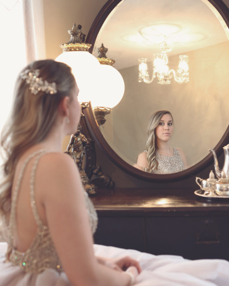 女人看着镜子Woman Looking at Mirror|adult,Beautiful,beauty,blonde,bride,dress,Fashion,female,glamour,gown,indoors,Lights,Luxury,mirror,model,person,Portrait,pretty,Reflection,wear,wedding dress,wedding gown,woman,人,反射,在室内,女人,女性,婚纱礼服,成人,新娘,时尚,服饰,模型,漂亮,灯,礼服,穿,美丽,美容,肖像,豪华,金发女郎,镜像,魅力-海量高质量免版权图片素材-设计师素材-摄影图片-mitapix-美塔图像