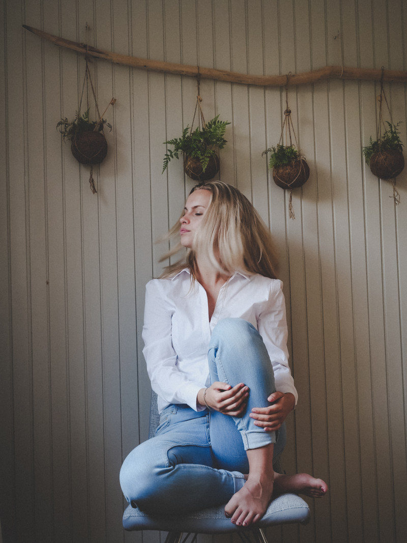 女人坐在椅子上的照片Photo of Woman Sitting on Chair|adult,Beautiful,blond hair,blonde,casual,denim jeans,facial expression,Fashion,fashion model,female model,girl,hair,houseplants,indoor,indoor plants,indoors,lady,leisure,model,person,photoshoot,plants,Portrait,relaxation,SIT,sitting,wear,woman,Young,人,休闲,在室内,坐,头发,女人,女士,女孩,女模特,室内,室内植物,室内盆栽植物,年轻的,成人,拍摄图片,放松,时尚,时装模特,植物,模型,牛仔裤,穿,美丽,肖像,金发,金色的头发,面部表情-海量高质量免版权图片素材-设计师素材-摄影图片-mitapix-美塔图像