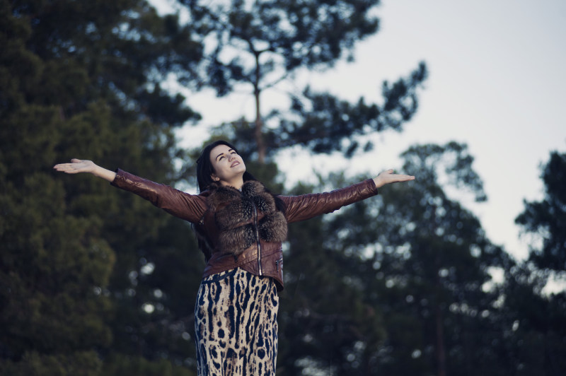 女人站在树附近Woman Standing Near Trees|adult,Beautiful,Blur,carefree,enjoyment,Fashion,forest,freedom,fun,girl,happiness,healthy,joy,lady,leisure,outdoors,Park,People,person,photoshoot,Portrait,recreation,relaxation,smiling,summer,Trees,woman,乐趣,享受,人,人像,休闲,健康,公园,夏天,夫人,女人,女孩,幸福,快乐,成人,户外,放松,无忧无虑,时尚,树,森林,模糊,照片拍摄,美丽,自由,面带微笑-海量高质量免版权图片素材-设计师素材-摄影图片-mitapix-美塔图像