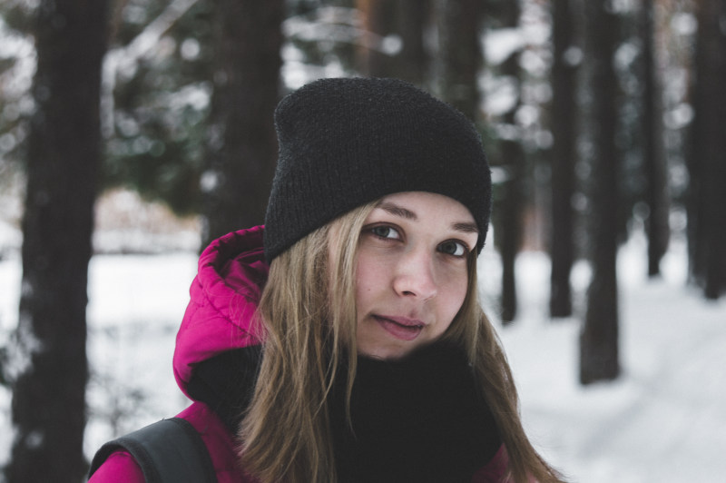 穿粉红色和黑色夹克的女人在白雪上|人,光,冬天,可爱,围巾,城市,女人,女孩,寒冷,帽子,年轻,微笑,成人,户外,树,树林,森林,模型,模糊,焦点,特写,盖子,穿着,美丽,肖像,自然,雪,风景-海量高质量免版权图片素材-设计师素材-摄影图片-mitapix-美塔图像