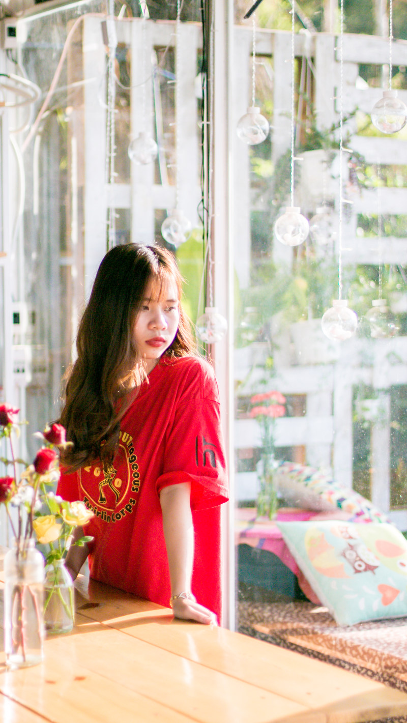 穿红色衬衣的妇女站立近的表Woman Wearing Red Shirt Standing Near Table|adult,Beautiful,casual,Flowers,girl,happiness,indoors,inside,lifestyle,lonely,person,Portrait,pretty,red,room,royalty free images,sad,sadness,table,wear,woman,Young,人,俏丽,偶然,免版税图片,哀伤,女孩,妇女,孤独,室,年轻人,幸福,悲伤,成人,户内,桌,生活方式,画象,穿戴,红色,美丽,花,里面-海量高质量免版权图片素材-设计师素材-摄影图片-mitapix-美塔图像