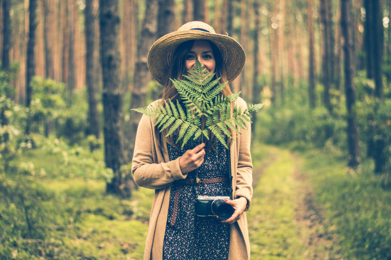 女人拿着绿叶覆盖她的脸在树林里Woman Holding Green Leaf Covering Her Face in the Middle of Woods|adult,Beautiful,Fashion,happiness,lady,leaf,leisure,outdoors,Park,person,pose,pretty,relaxation,wear,woman,woods,人,休闲,公园,叶,夫人,女人,快乐,成人,户外,放松,时尚,构成,森林,漂亮,穿,美丽-海量高质量免版权图片素材-设计师素材-摄影图片-mitapix-美塔图像