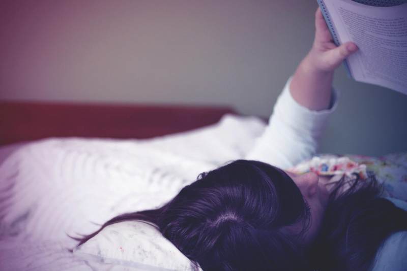 拿着书的妇女，当说谎在白色床单Woman Holding Book While Lying on White Bed Sheet|adult,bed,bedroom,blanket,Blur,Book,brunette,Child,enjoyment,family,girl,leisure,mother,People,person,pillow,reading,relaxation,room,sleep,wear,whimsical,woman,Young,书,享受,人,人们,休闲,卧室,女孩,妇女,孩子,室,家庭,年轻,床,异想天开,成人,放松,枕头,母亲,毯子,浅黑肤色的男人,睡眠,穿,读书,迷离-海量高质量免版权图片素材-设计师素材-摄影图片-mitapix-美塔图像