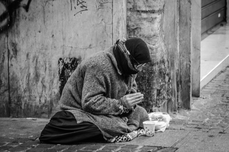 人在人行道上祈祷的灰度照片，前面有食物|乞丐,人,位置,单色,坐,女人,悲伤,成人,无家可归,日光,男人,祈祷,穷人,穿着,老人,肖像,街道,跪着,面纱,黑白-海量高质量免版权图片素材-设计师素材-摄影图片-mitapix-美塔图像