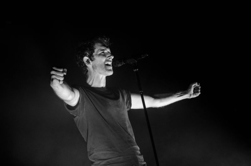 男人唱歌的灰度照片Greyscale Photo of Man Singing-adult,blackandwhite,concert,dark,entertainer,Hands,Man,microphone,microphone stand,monochrome,Music,musician,performance,performer,person,show,singer,singing,songwriter,vocalist,人物,单色,成人,手,歌唱,歌手,男人,艺人,表演,表演者,词曲作者,音乐,音乐会,音乐家,麦克风,麦克风支架,黑暗,黑白-海量高质量免版权图片素材-设计师素材-摄影图片-mitapix-美塔图像