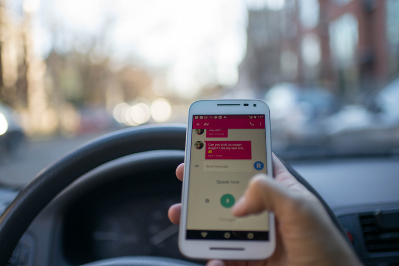 持有白色智能手机车内的人Person Holding White Smartphone Inside Vehicle|adult,Blur,bokeh,Car,communication,Connection,contact,detail,display,distracted,electronic,Electronics,mobile phone,outdoors,screen,Smartphone,Technology,texting while driving,touch,transportation system,Travel,Vehicle,分心,屏幕,开车时发短信,成人,户外,手机,技术,散景,旅游,显示,智能手机,模糊,汽车,电子,电子产品,联系人,触摸,详细,运输系统,连接,通信-海量高质量免版权图片素材-设计师素材-摄影图片-mitapix-美塔图像