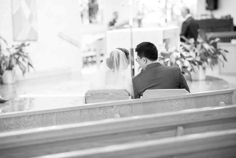 灰度摄影的新娘和新郎Grayscale Photography of Bride and Groom Sitting|人,仪式,在一起,在室内,坐,夫妇,女人,婚姻,婚礼,家具,座位,成人,教堂,新娘和新郎,椅子,模糊,灰度,爱,男人,穿,肖像,集团,面部表情-海量高质量免版权图片素材-设计师素材-摄影图片-mitapix-美塔图像