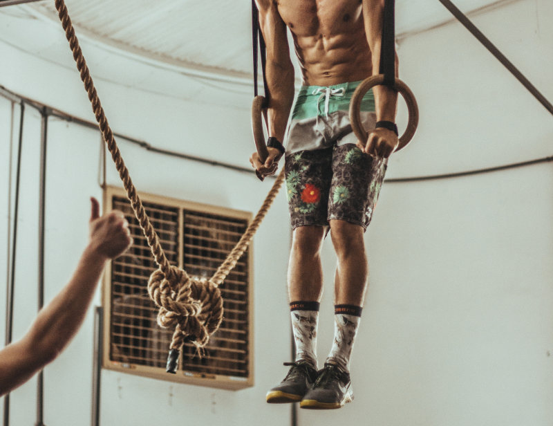 男子穿着蓝绿色和黑色花板短裤Man Wearing Teal and Black Floral Board Shorts|adult,Body,bodybuilding,box,Crossfit,crossfit training,exercise,exercise equipment,Fashion,fashionable,fit,fitness,gym,Hands,hanging,indoors,lifestyle,Man,model,muscles,People,power,rings,rope,sexy,Shoes,strength,strong,training,wear,workout,人,健美,健身,健身房,在室内,培训,实力强,性感,成人,手,挂,时尚,框,模型,环,生活方式,电力,男子,穿,绳子,肌肉,身体,运动,运动器材,运动量来找到,运动量来找到训练,适合,锻炼,鞋子-海量高质量免版权图片素材-设计师素材-摄影图片-mitapix-美塔图像