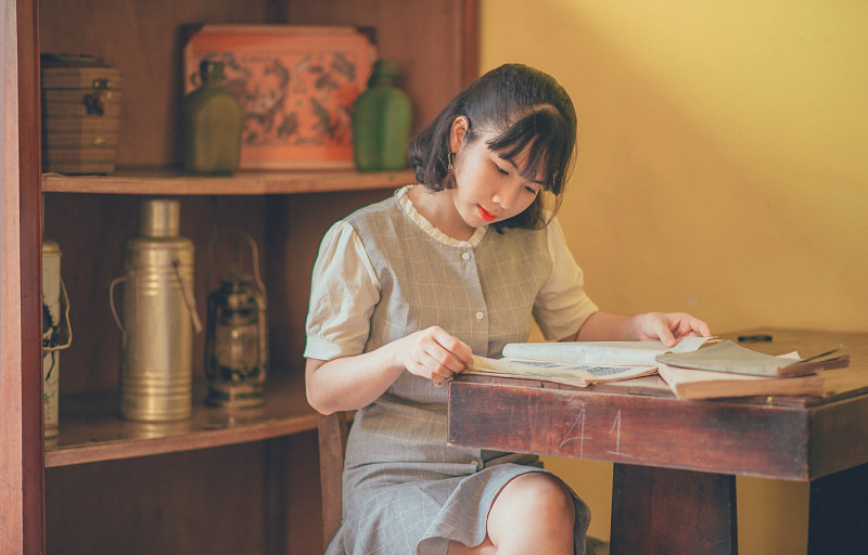 短发女子读书的照片|专心,书籍,人,坐,女人,女士,女孩,室内,家具,座位,成人,房间,放松,时尚,桌子,椅子,穿着,衣服,阅读,风格-海量高质量免版权图片素材-设计师素材-摄影图片-mitapix-美塔图像