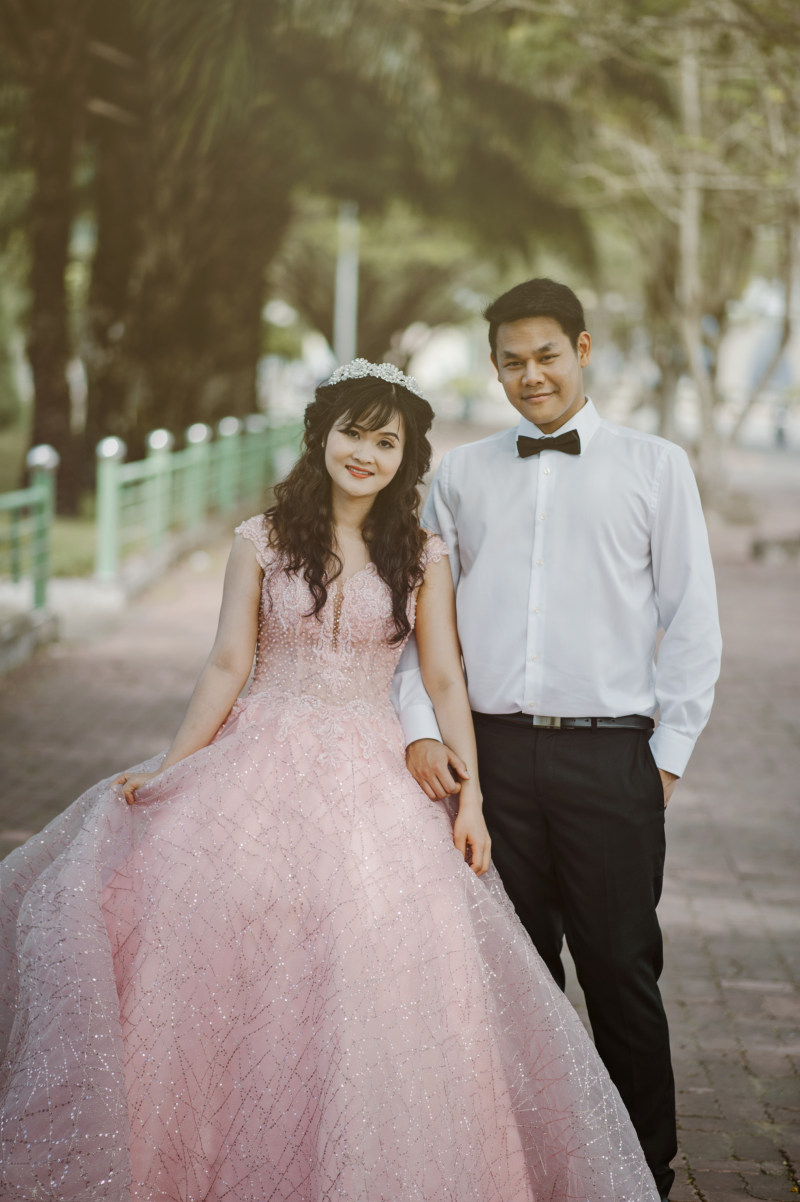 女人穿着粉色的婚纱站在男人穿着白色礼服衬衫Woman Wearing Pink Wedding Gown Standing Next to Man Wearing White Dress Shirt|人,发型,在一起,在户外,夫妇,女人,女孩,婚姻,婚礼,婚纱,幸福,庆祝活动,微笑,成人,拍的,新娘,新娘和新郎,新郎,时尚,模型,浪漫,浪漫的,爱,男人,穿,结婚礼服,肖像,街,衣服,领结-海量高质量免版权图片素材-设计师素材-摄影图片-mitapix-美塔图像