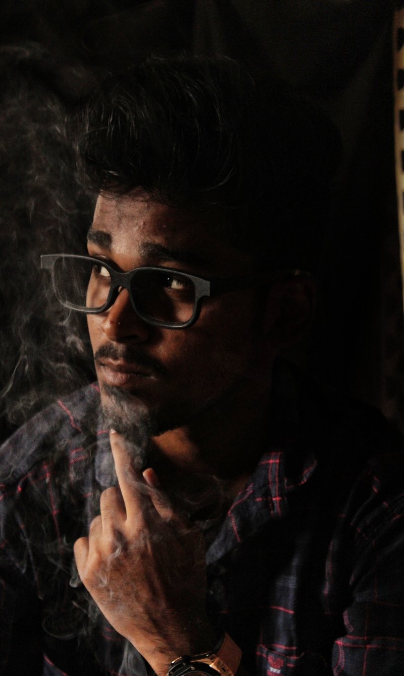 男子戴着黑框眼镜Photo of Man Wearing Black Frame Glasses|adult,boy,dark,eyeglasses,eyewear,face,facial expression,Fashion,guy,Hand,male,Man,model,person,photoshoot,Portrait,pose,posture,smoke,style,wear,人,姿势,家伙,成人,手,拍摄,时尚,模型,烟,男子,男孩,男性,眼镜,穿,肖像,脸,面部表情,风格,黑暗-海量高质量免版权图片素材-设计师素材-摄影图片-mitapix-美塔图像