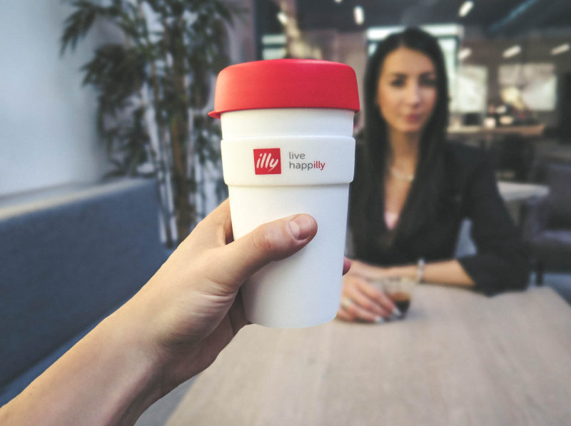 人举行白色和红色活Happilly杯Person Holding White and Red Live Happilly Cup|adult,brand,Business,businesswoman,Café,coffee,coffee break,coffee cup,corporate,cup,drink,girl,Hand,ILLY,indoors,People,plant,relaxation,SIT,text,thermos,woman,wooden table,work,work area,业务,人,企业,咖啡,咖啡杯,咖啡馆,品牌,喝咖啡休息时间,在室内,坐,女人,女商人,女孩,工作,工作区,成人,手,放松,文本,木桌,杯,植物,热水瓶,饮料-海量高质量免版权图片素材-设计师素材-摄影图片-mitapix-美塔图像