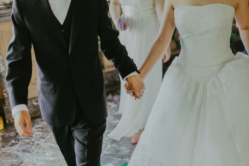 女人穿着白色婚纱与人牵手而走Woman Wearing White Wedding Gown Holding Hands With Man While Walking|仪式,夫妇,女人,婚姻,婚礼,婚纱,成人,拍的,新娘,新娘和新郎,新郎,时尚,浪漫,浪漫的,爱,男人,礼服,穿,结婚礼服,肖像,节日,衣服,面纱,魅力-海量高质量免版权图片素材-设计师素材-摄影图片-mitapix-美塔图像