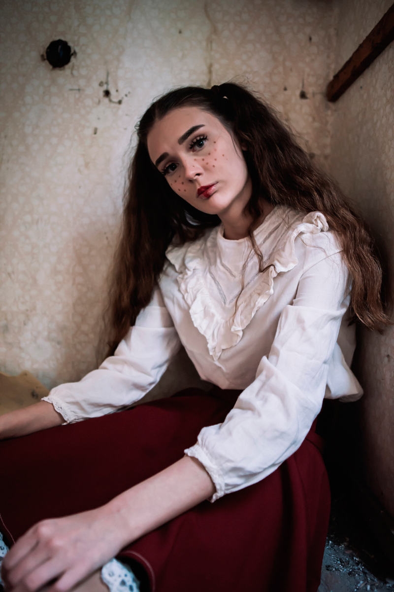 棕色头发的女人穿着白色长袖衬衫和红色裙子Brown Haired Woman Wearing White Long-sleeved Shirt and Red Skirt|adult,brunette,Cute,expression,face,facial,facial expression,Fashion,female,girl,glamour,hair,hairstyle,indoors,lady,Man,outdoors,person,Portrait,pose,pretty,room,Smile,style,wear,woman,Young,之一,人,发型,可爱,在室内,头发,女孩,女性,妇女,年轻,微笑,成人,户外,房间,时尚,构成,样式,漂亮,磨损,肖像,脸,表达式,那位女士,面部护理,面部表情,魅力,黑妞-海量高质量免版权图片素材-设计师素材-摄影图片-mitapix-美塔图像