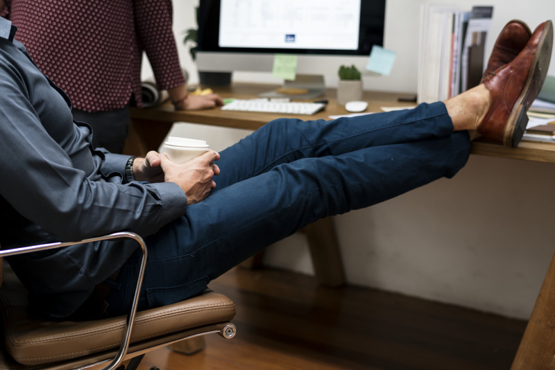 人坐在旋转椅上,他的脚在桌子上Person Sitting on Rolling Armchair and His Feet on the Desk|业务,人,休息,办公室,在室内,坐,坐着,工作,座位,成人,房间,技术,桌子上,椅子,电脑,穿,纸,鞋子-海量高质量免版权图片素材-设计师素材-摄影图片-mitapix-美塔图像