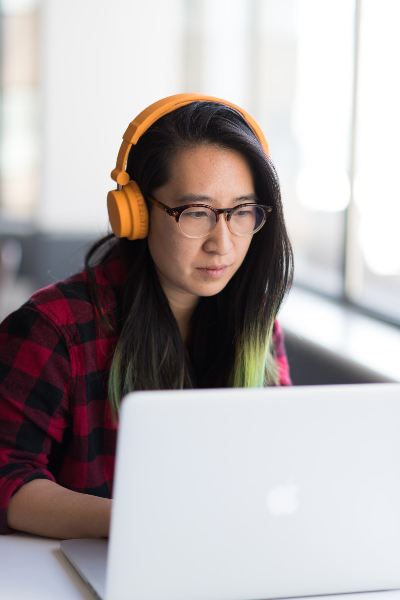 MacBook前面的女人|MacBook,个人,商务,女人,女孩,室内,工作,幸福,座位,成人,房间,技术,教育,电脑,笔记本电脑,耳机,远程工作,连接-海量高质量免版权图片素材-设计师素材-摄影图片-mitapix-美塔图像