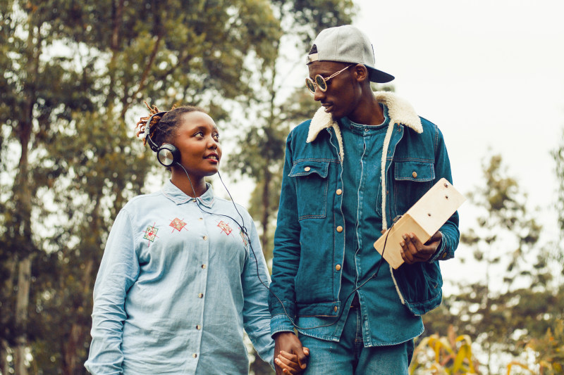 男人和女人手牵手Man Holding Hands With Woman|adult,cap,couple,Daylight,eyewear,facial expression,fun,girl,happiness,headphones,holding hands,leisure,lifestyle,love,Man,OutdoorChallenge,outdoors,outfit,People,Portrait,smiling,stroll,summer,sunglasses,together,togetherness,Travel,walk,wear,woman,一起,乐趣,人民,休闲,夏天,太阳镜,夫妇,女人,女孩,帽,幸福,微笑,成人,户外,户外挑战,手牵着手,散步,旅游,爱,生活方式,男人,白天,眼镜,穿,统一性,耳机,肖像,衣服,面部表情-海量高质量免版权图片素材-设计师素材-摄影图片-mitapix-美塔图像