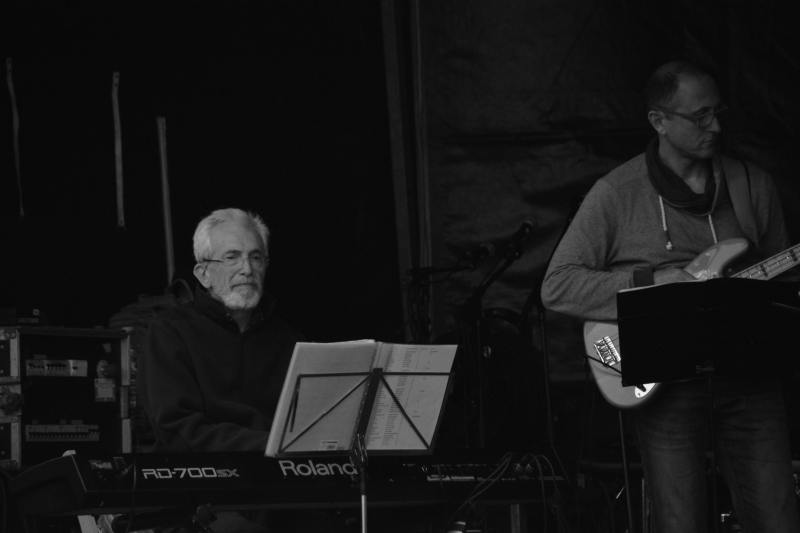 男人坐在电子键盘前Man Sitting in Front of Electric Keyboard|adult,concert,conductor,elderly,entertainment,guitar,guitarist,instrument,jazz,male,men,microphone,microphone stand,Music,musical instrument,musician,People,performance,performer,pianist,piano,singer,SIT,stage,string instrument,乐器,人,吉他,吉他手,坐,娱乐,弦乐器,性能,成人,指挥,歌手,爵士乐,男人,男性,老人,舞台,表演者,钢琴,钢琴家,音乐,音乐会,音乐家,麦克风,麦克风支架-海量高质量免版权图片素材-设计师素材-摄影图片-mitapix-美塔图像