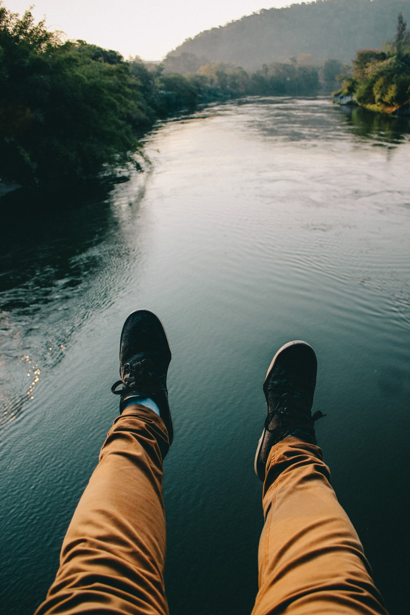 黑色运动鞋和棕色裤子坐在河前的人Man in Black Sneakers And Brown Pants Sitting in Front of the River|adult,environment,feet,foot,footwear,idyllic,landscape,legs,leisure,nature,outdoors,pants,recreation,Reflection,River,scenery,scenic,Shoes,tranquil,Travel,Trees,Water,休闲,反射,娱乐,宁静,成人,户外,旅游,景区,景观,树木,水,河,环境,田园,脚,腿,自然,裤子,鞋,鞋类,风景-海量高质量免版权图片素材-设计师素材-摄影图片-mitapix-美塔图像