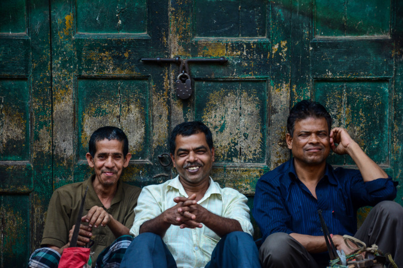 三个人微笑坐在门Three Men Smiling While Sitting Against Door|三个,人,儿子,兄弟姐妹,后代,在户外,坐,家庭,成人,男人,穿,肖像,街,锁,集团,面部表情-海量高质量免版权图片素材-设计师素材-摄影图片-mitapix-美塔图像