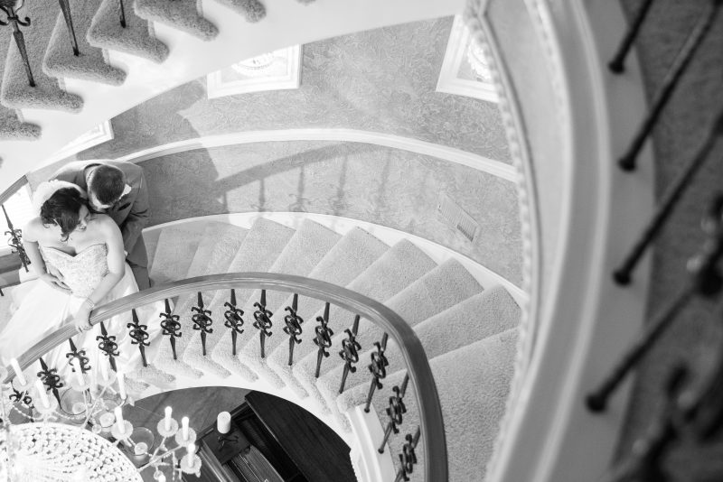 灰度夫妇站在楼梯上的照片Grayscale Photo of Couple Standing on Stairs|人,体系结构,俯拍,光,吊灯,在一起,在室内,地毯,城市,夫妇,女人,建筑,当代,感情,成年人,扶手,旅行,日光,构成,楼梯,步骤,浪漫,浪漫的,灰度,爱,男人,的角度来看,穿,螺旋,设计,车辆-海量高质量免版权图片素材-设计师素材-摄影图片-mitapix-美塔图像