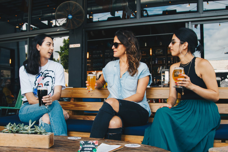 三个女人保持清晰的眼镜Three Women Holding Clear Glasses|adults,alcoholic beverages,bar,beer,beverage,chatting,communication,drink,enjoyment,facial expression,friends,friendship,group,group together,listen,listening,outdoors,People,recreation,refreshment,relaxation,restaurant,SIT,wear,women,享受,人民,友谊,听力,听着,啤酒,坐,娱乐,小食,成人,户外,放松,朋友,穿女性,组在一起,聊天,通信,酒吧,酒精饮料,集团,面部表情,餐厅,饮料-海量高质量免版权图片素材-设计师素材-摄影图片-mitapix-美塔图像