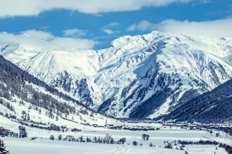 高山探险|云彩,全景,冬天,冰,冰冻,冰川,寒冷,小山,山峰,山脉,山谷,度假村,徒步旅行,户外,探险,攀登,旅游,日光,景色,树林,海拔,滑雪,滑雪度假村,瑞士,自然,针叶树,雪,顶峰,风景,高山-海量高质量免版权图片素材-设计师素材-摄影图片-mitapix-美塔图像