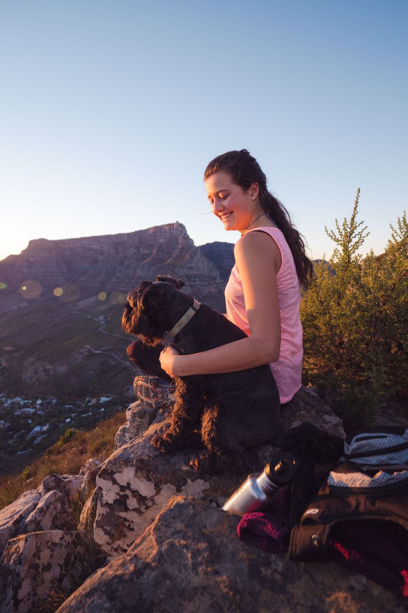 女人穿着粉红色的背心坐在狗旁边的岩石Woman Wearing Pink Tank Top Sitting on Rock Beside Dog|adventure,animal,climb,Dog,female,girl,hike,hiking,leisure,outdoors,person,Pet,woman,人,休闲,冒险,动物,女人,女孩,女性,宠物,徒步旅行,户外,爬,狗-海量高质量免版权图片素材-设计师素材-摄影图片-mitapix-美塔图像