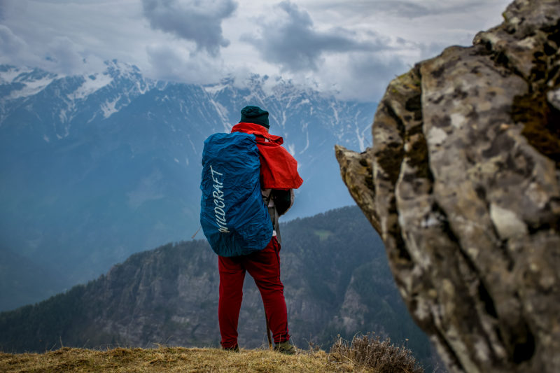 男子穿着红色的裤子在悬崖上Man Wearing Red Pants on Cliff|adventure,backpack,climb,climber,Clouds,Daylight,daytime,Grass,hat,high,hike,hiking,landscape,Man,mountain climbing,mountain peak,mountains,nature,outdoors,person,rocks,scenic,Sky,snow,云,人,冒险,天空,山,山峰,岩石,帽子,徒步旅行,性质,户外,攀爬,景区,男子,登山,登山者,白天,背包,草,雪,风景,高-海量高质量免版权图片素材-设计师素材-摄影图片-mitapix-美塔图像