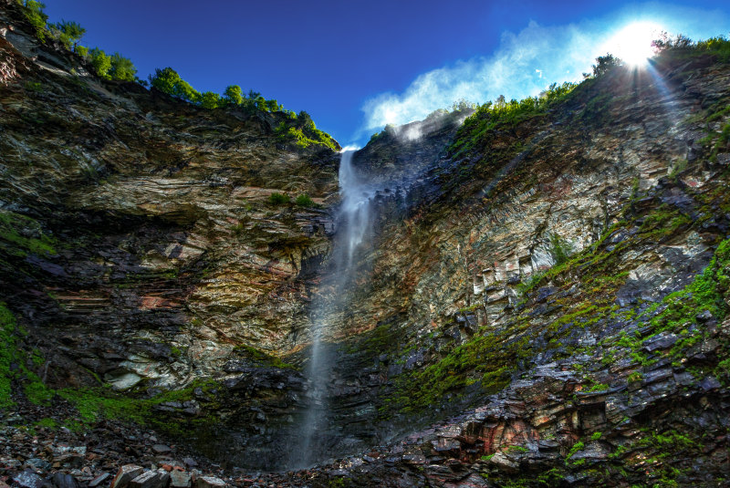 探险美丽的蓝天|夏天,太阳光,山,岩石,户外,探险,旅游,日光,树木,水,水流,溪流,潮湿,瀑布,环境,美丽,自然,自然摄影,蓝天,运动,阳光,风景,高清壁纸-海量高质量免版权图片素材-设计师素材-摄影图片-mitapix-美塔图像