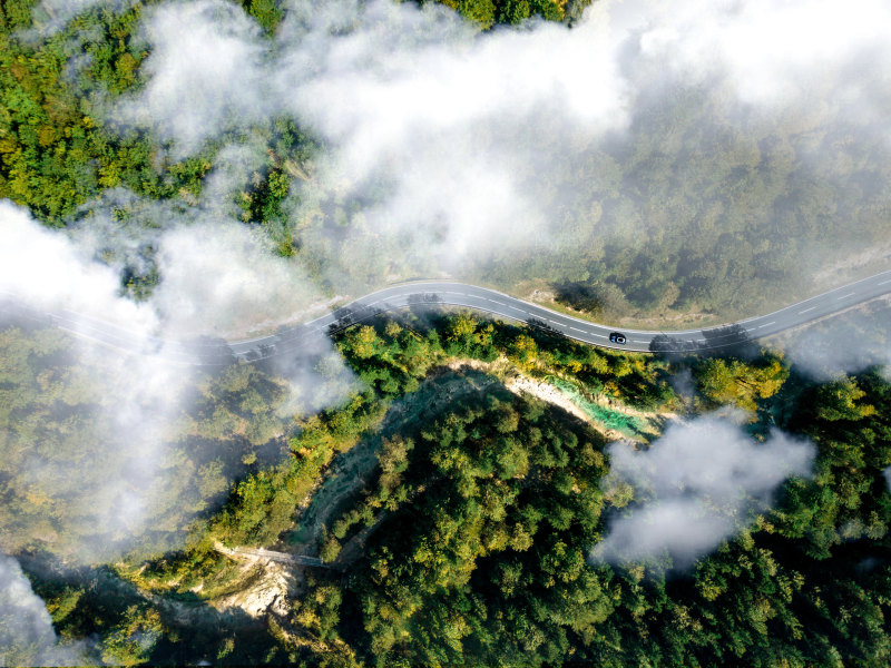 蜿蜒道路鸟瞰|丘陵,云彩,夏季,多云,天空,山脉,户外,探险,旅游,无人机,无人机摄影,日光,树木,树林,森林,汽车,环境,自然,道路,风景,鸟瞰-海量高质量免版权图片素材-设计师素材-摄影图片-mitapix-美塔图像