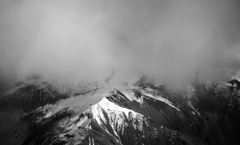 白雪皑皑的雾气笼罩着山脉|云彩,冬天,冰,冰川,天空,寒冷,山,山峰,徒步旅行,户外,探险,攀登,旅行,水,自然,雪,雪山,雾,顶峰,风景,高山,黎明,黑白-海量高质量免版权图片素材-设计师素材-摄影图片-mitapix-美塔图像