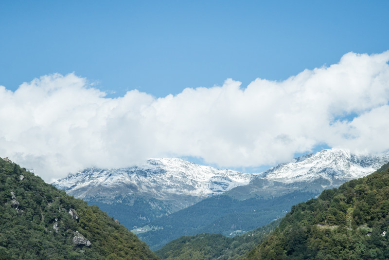 雪山航空影像|云彩,多云,天空,山,山峰,山谷,岩石,户外,探险,旅游,日光,景观,木材,树木,森林,环境,自然,蓝色,雪,风景,高角度拍摄-海量高质量免版权图片素材-设计师素材-摄影图片-mitapix-美塔图像